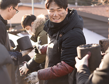 연탄을 나르는 모습 3